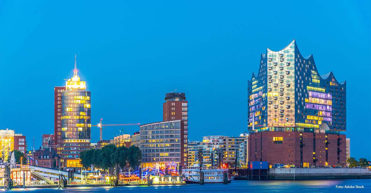 Die Elbphilharmonie und ander Hochhäuser Hamburgs am Fluss